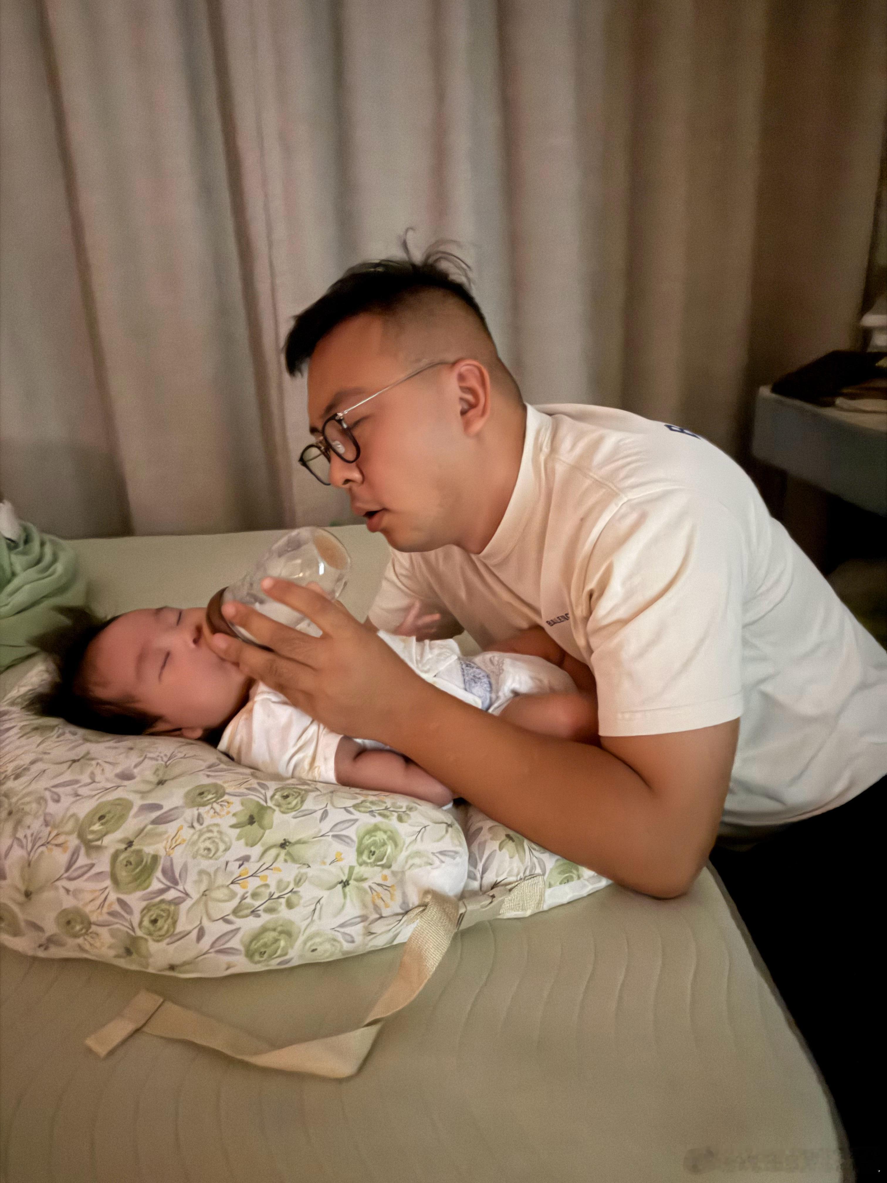 凌晨5点的给儿子喂奶🍼奶奶回家月嫂下班、6出差的爸爸默默的扛下了所有[睡觉]跟