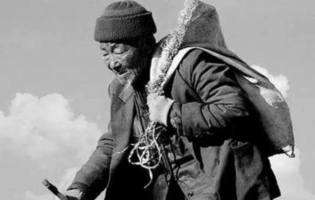 上世纪70年代，内蒙古一个拾荒老人捡到一根铁棍，卖废品卖了1万2千元，但还没高兴