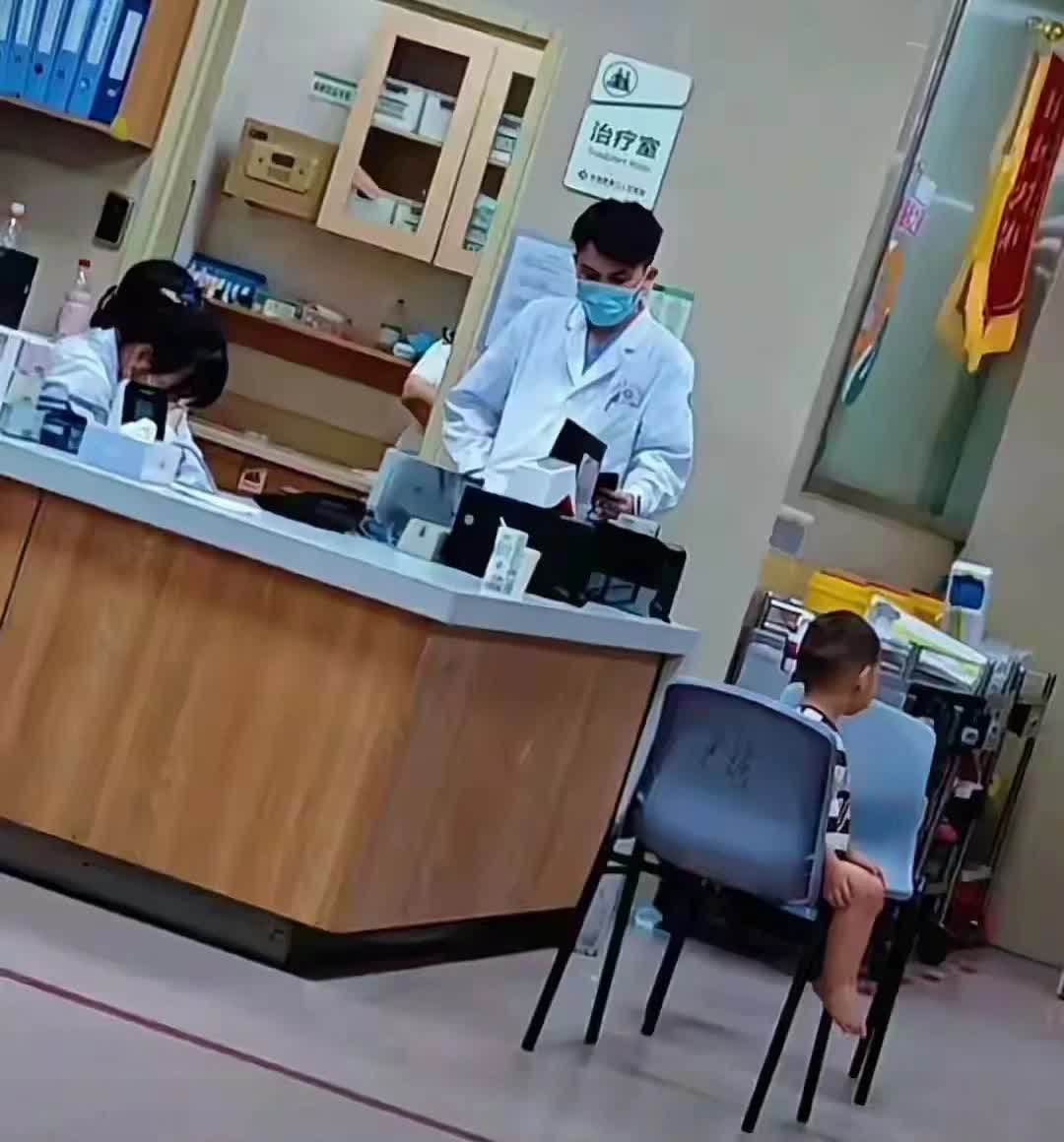 看哭了！女子意外离世，2岁孩子陪伴尸身数日。浙江苍南县一28岁离异女子带着两岁的