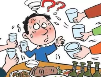 劝酒高手老板请人吃饭，当官的经商的满满坐了一桌。人到齐了，老板说，喝酒不喝