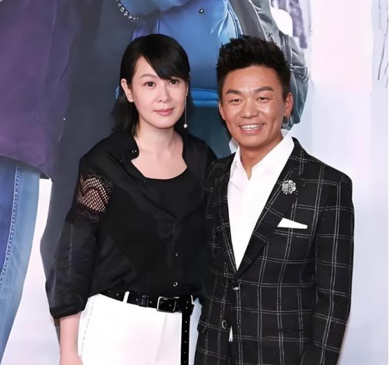 2011年，41岁的刘若英嫁给了身价过亿的钟小江，结婚当晚，刘若英提出了3个正常