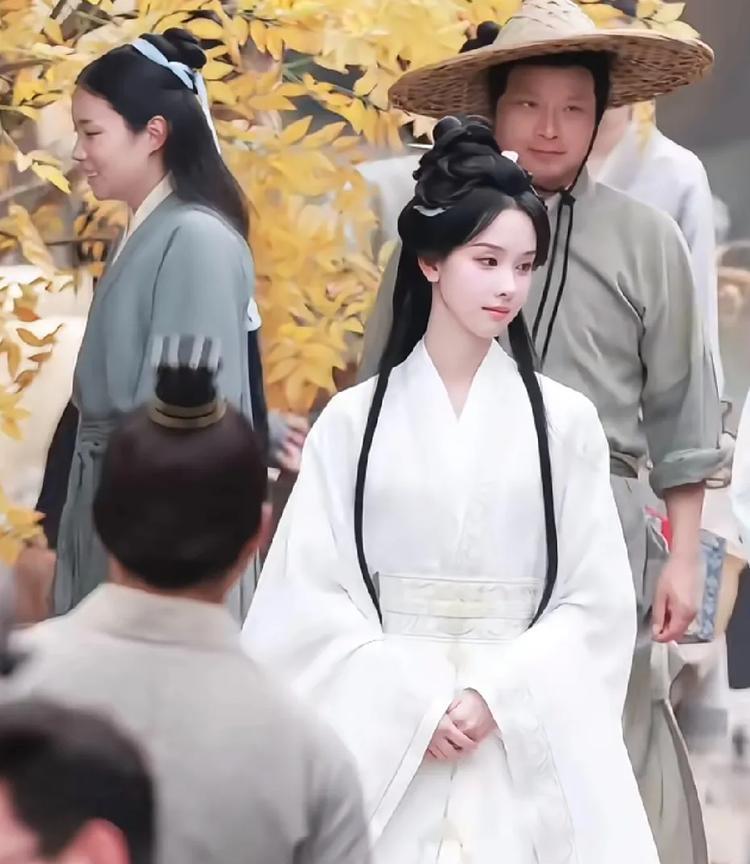 第一眼小龙女，后看原来是陈都灵啊，好漂亮，好似仙女来看她守护的人间！
