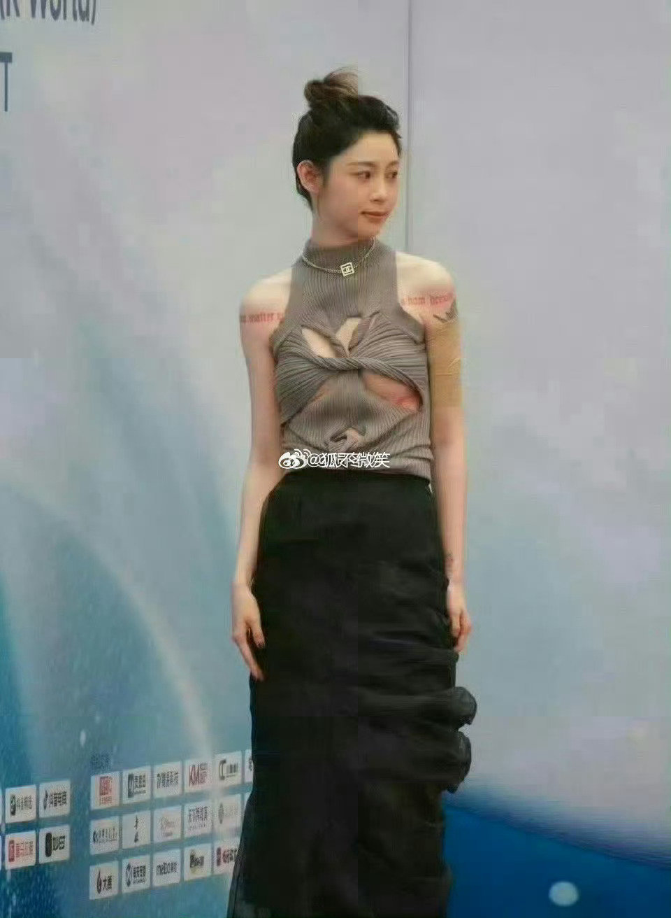 痞幼生图来了，这衣服设计的有点复杂，这怎么穿啊？​​​