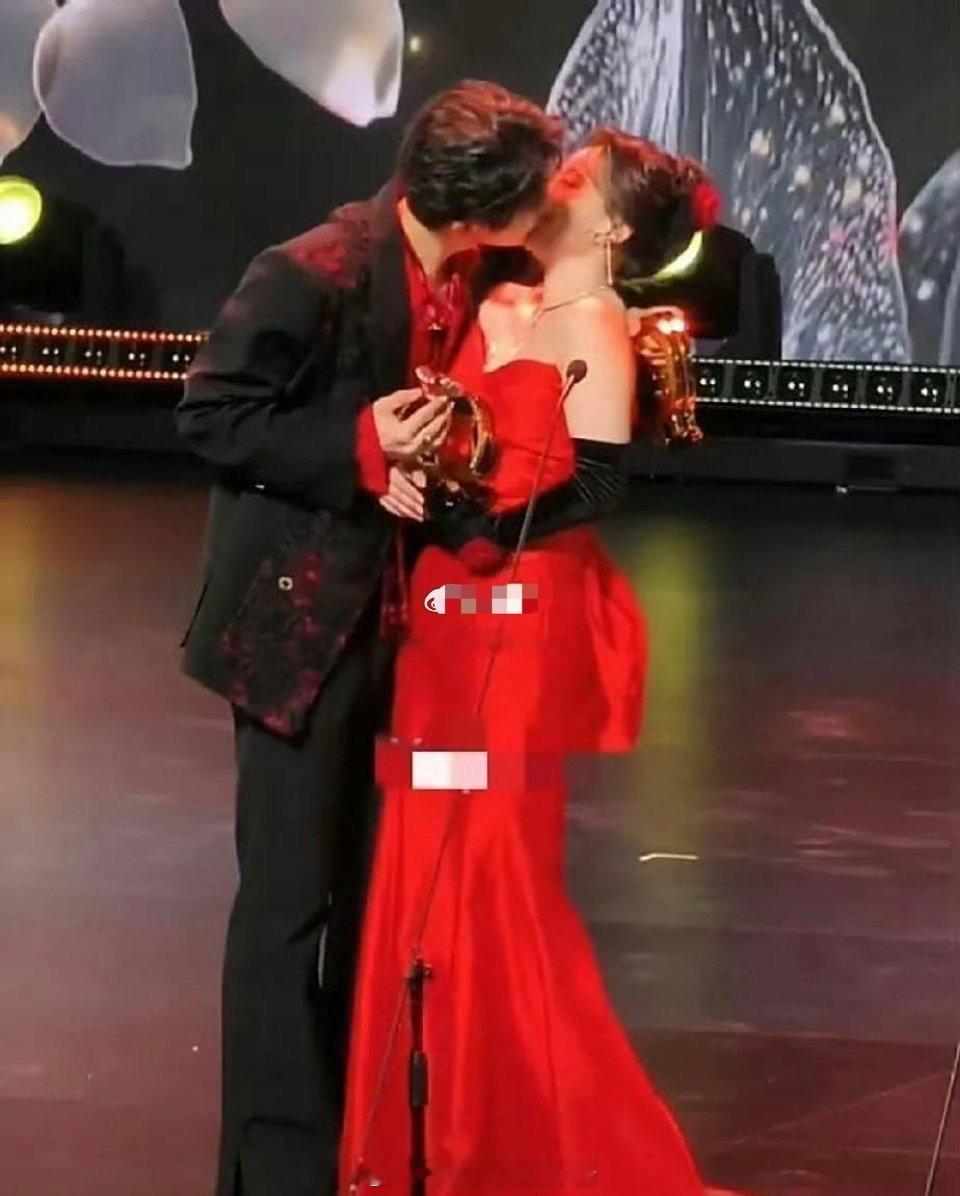 太羡慕这两口子了，天天工费谈恋爱，随时随地亲亲抱抱撒狗粮，有证的就是好​​​