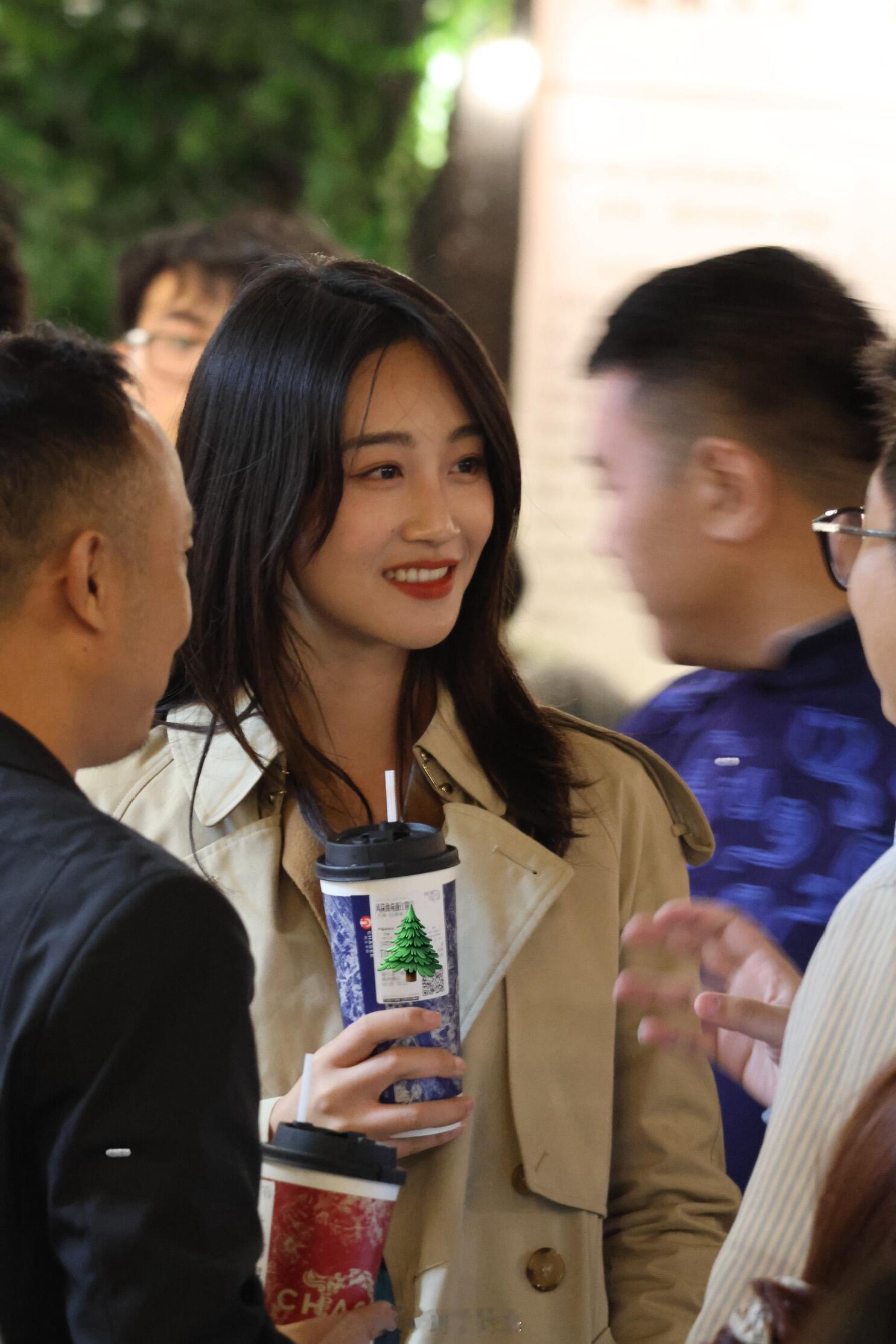 蓝盈莹喝奶茶的样子好美啊