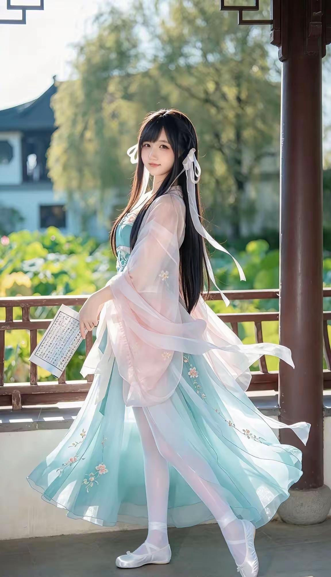 穿着汉服的姑娘在公园里拍照。