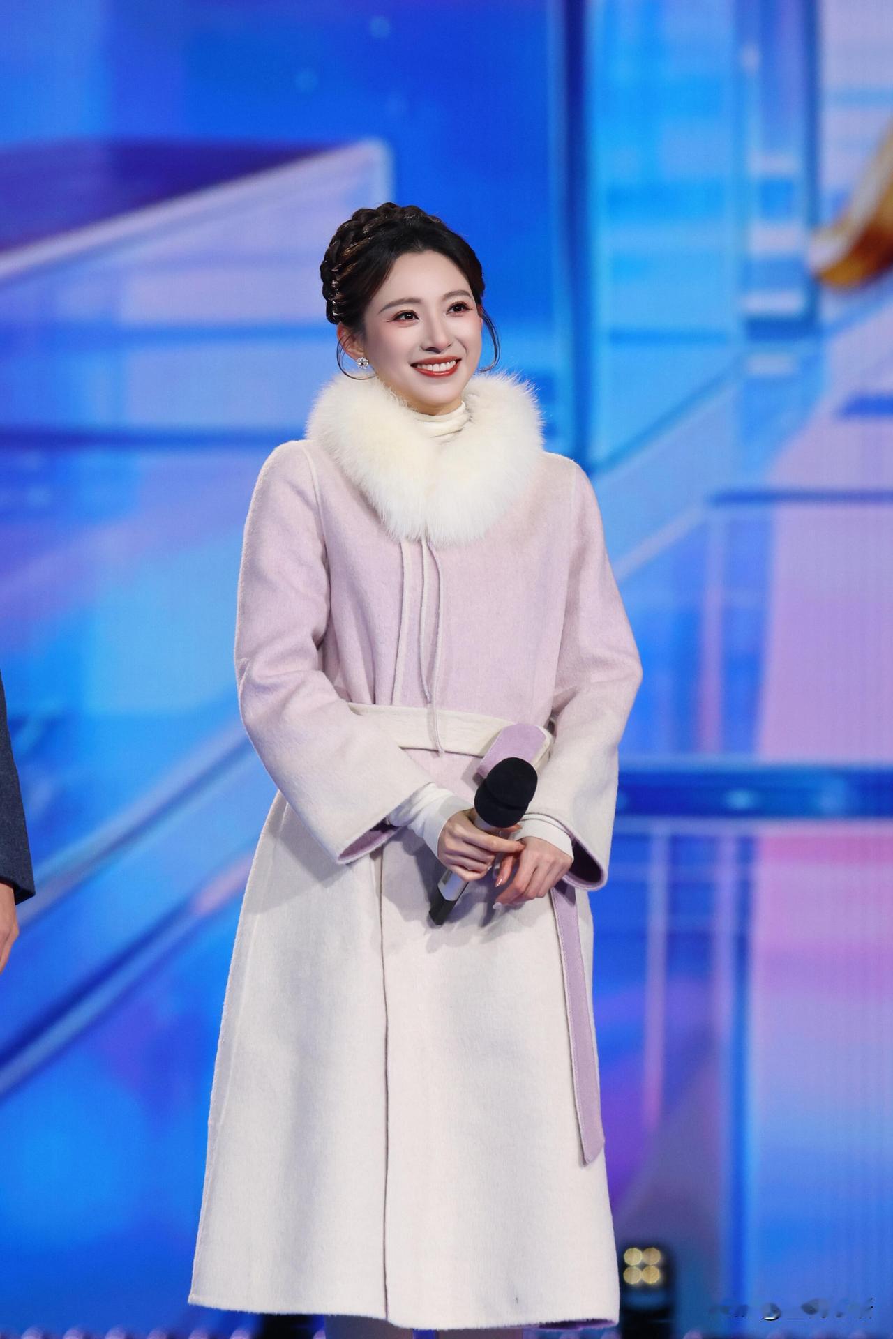 央视跨年礼服终于不“冻人”了！莎莎的影响力太绝看央视跨年晚会，最惊喜的不