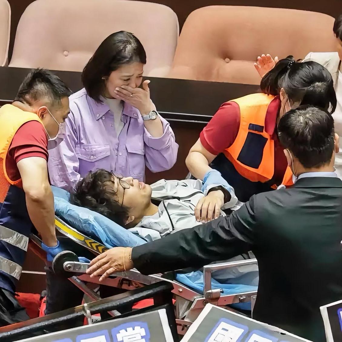 今天（10月11日），“台独”打手帮凶吴思瑶在个人社交平台发了一张照片，配文