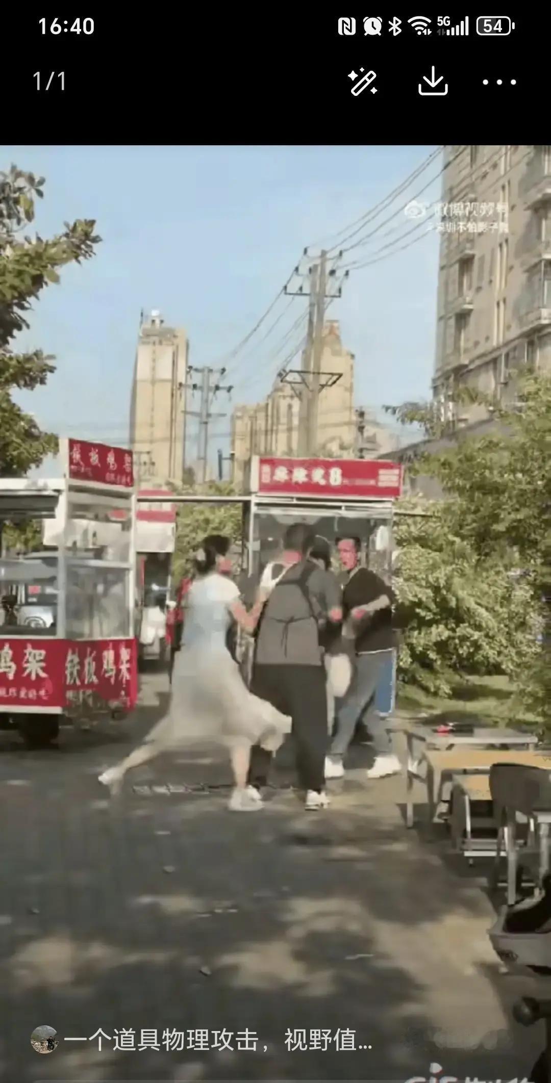 摊贩泼辣椒油，女子脱内裤套人脖子，倒地那刻没人喊停。这是怎么回事？这事就发生