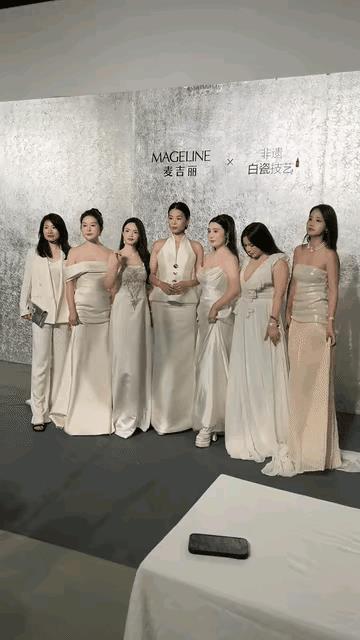 胡杏儿身边都是些啥货色，根本不在一个层面，这身高气质就秒杀旁边那些歪七扭八的整容