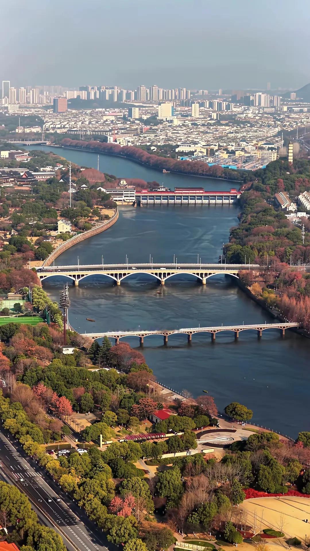 义乌的这个义乌江两岸的景色美如画，非常喜欢这种，不喜欢那些超高层住宅楼，喜欢这种