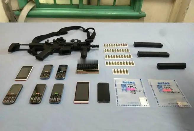 彰化县一名嫌疑人在警方试图逮捕后弃车徒步逃跑。警方在住宅区和田野中追赶该男子时开