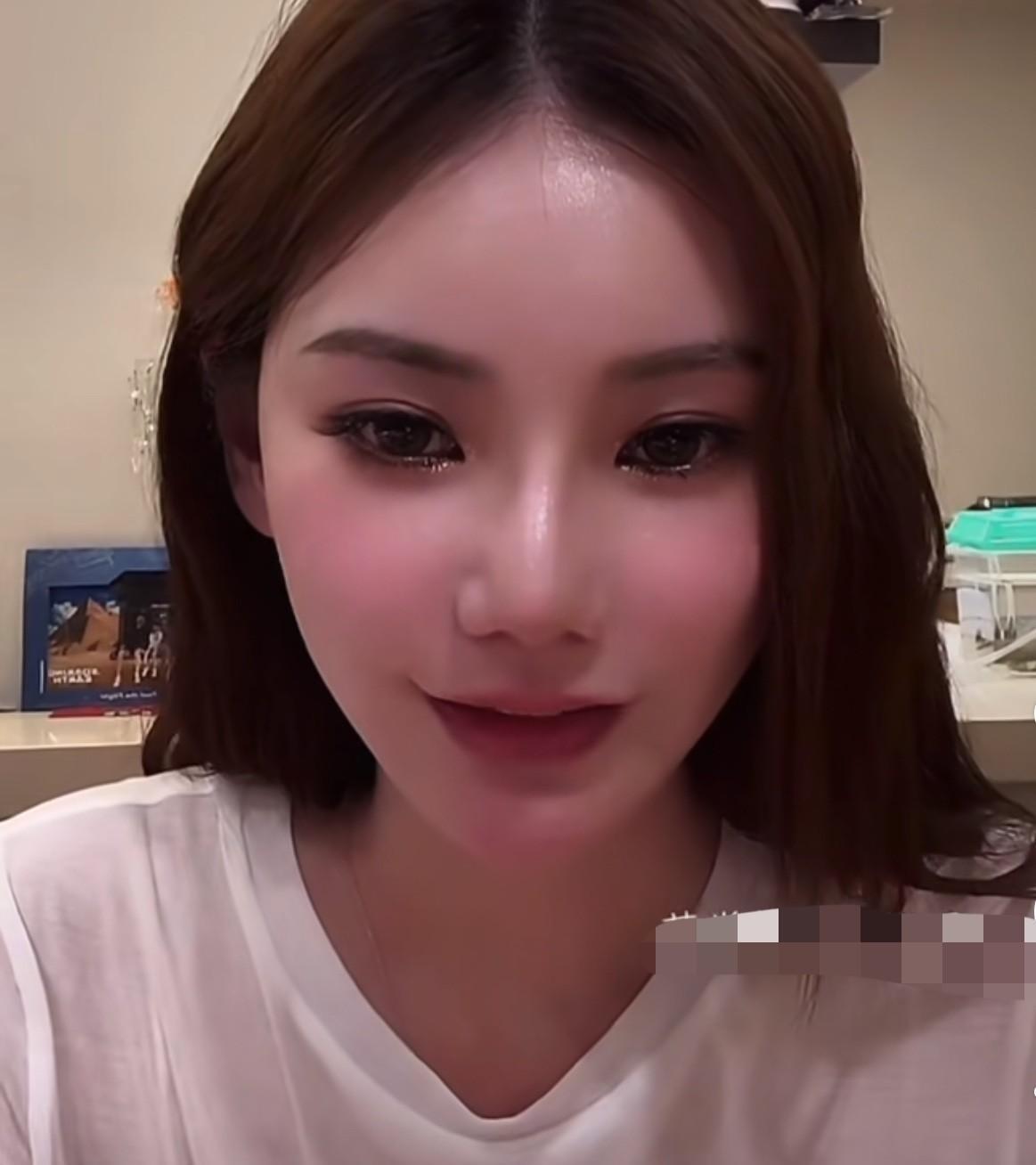 小霖霖太给力了！马筱梅直播，弟弟在旁边一个劲儿的点赞，短短的时间就点到了一千个