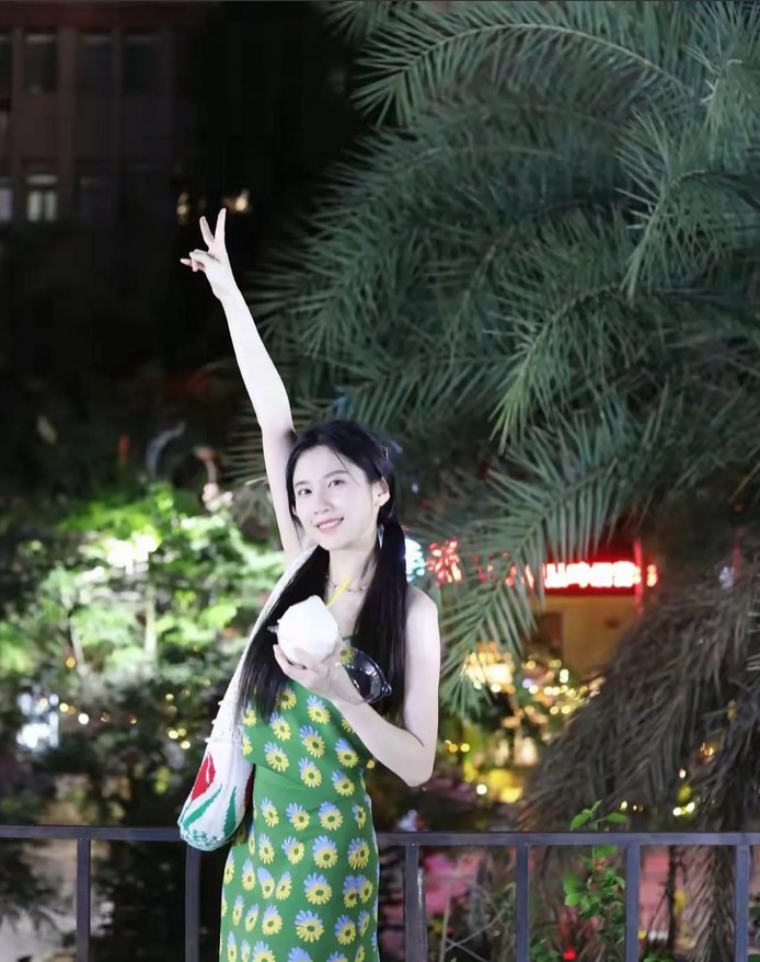 当年张艺谋砸了不少钱力捧她，连巩俐和陈道明这样的大咖都来给她当爸妈演戏，捧得她都