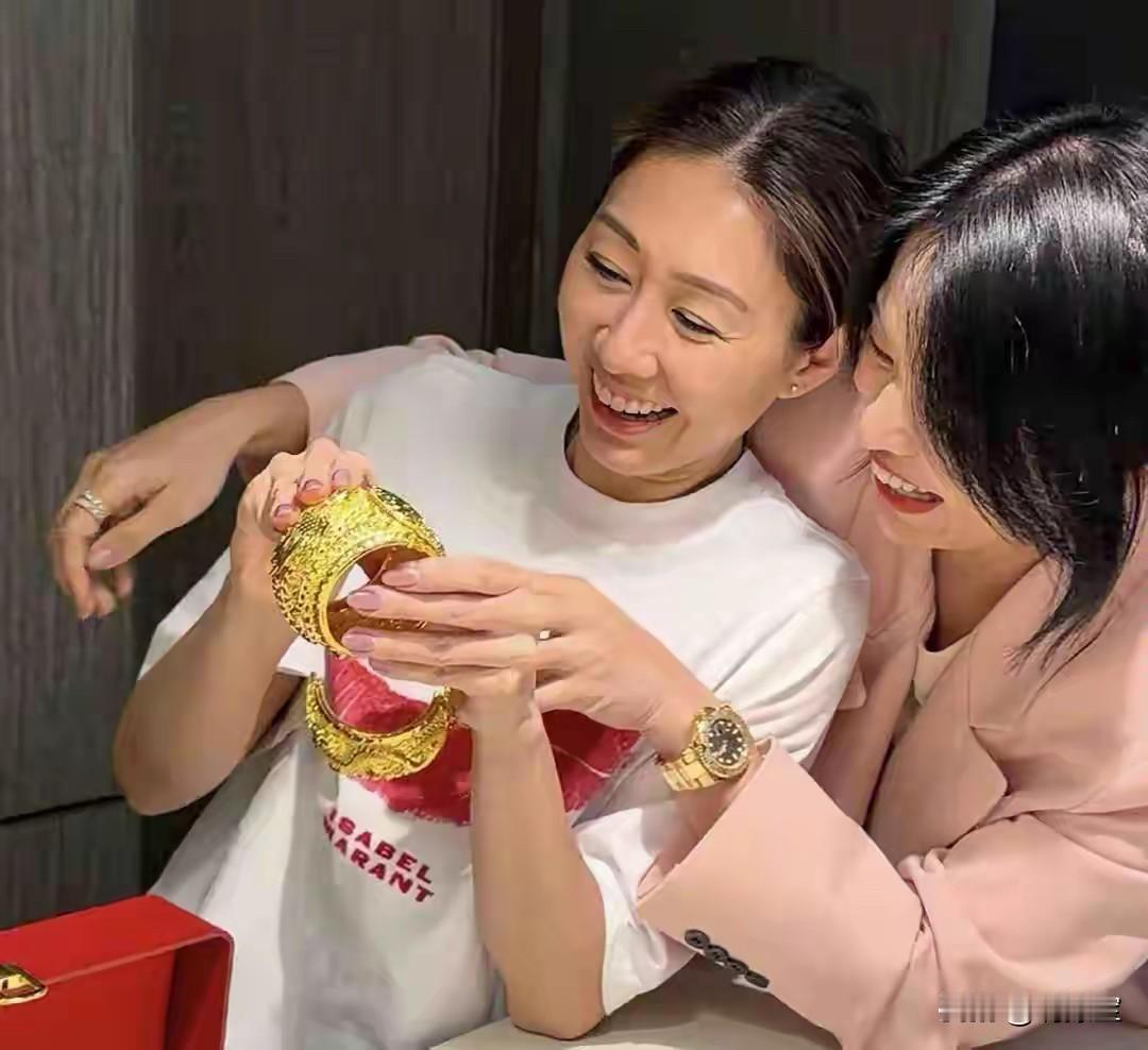 那些说空心的人是有多看不起香港人人家洗碗工一个月都是一万六七而且胡杏儿和胡定