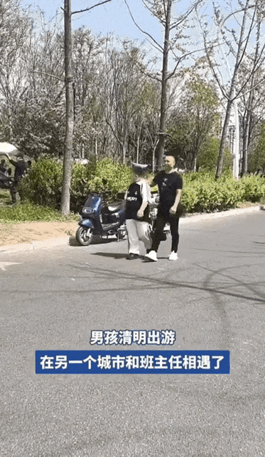 反应太真实了！河南一位老师旅游时偶遇自家学生，结果男生扭头就跑，留下老师尴尬得手