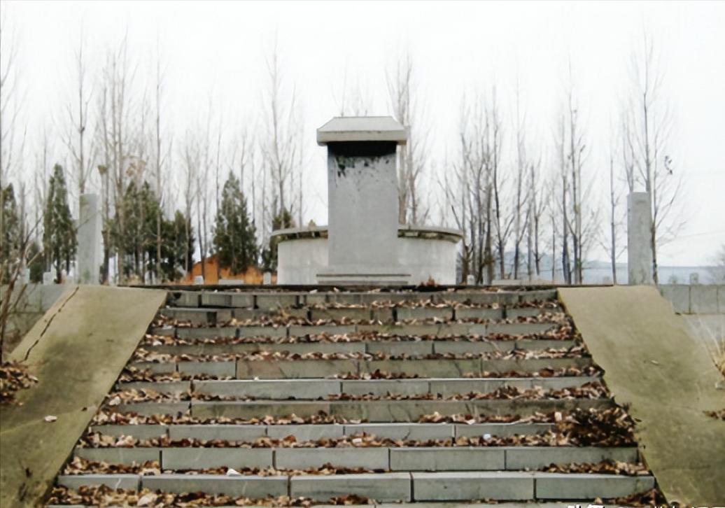 1959年，一名生产队长带着村民们炸开了丁汝昌的墓地，墓地里有一黑一红两