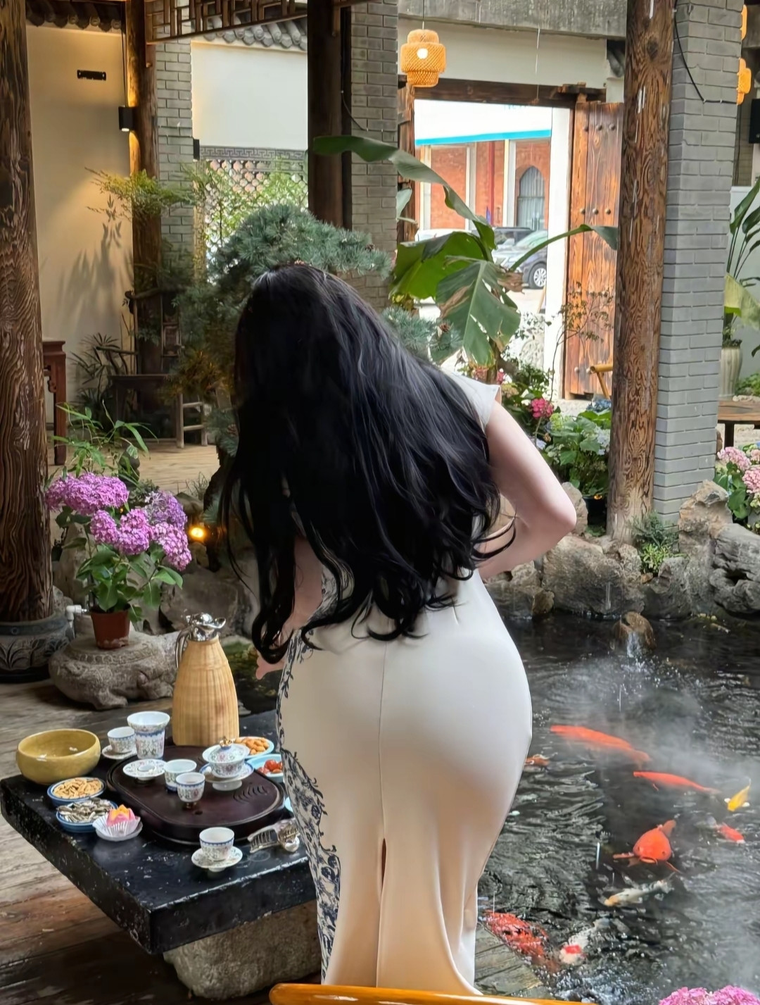 一袭旗袍，勾勒温婉曲线，长发垂落，添几分柔意。