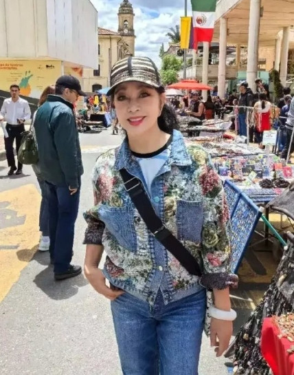 74岁刘晓庆晒美照，穿着一身花牛仔很洋气，手上大玉镯子超抢镜！​​​