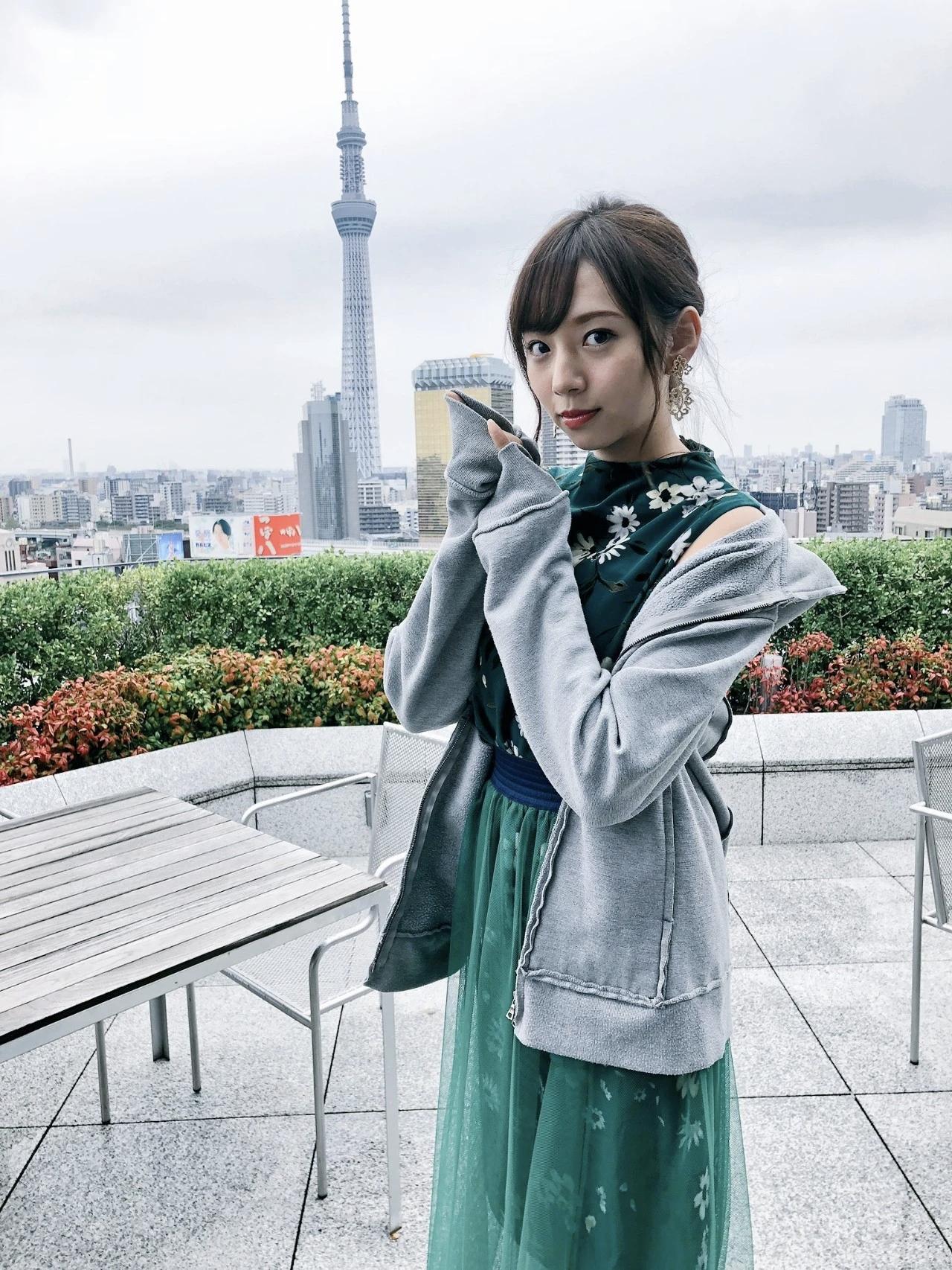 在东京塔下，少女与秋叶的邂逅。日本美女新内真衣写真集系列，一袭绿裙增色，若隐若现