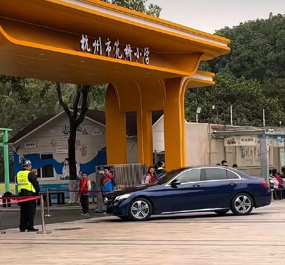 因为“学生大早上在校门口列队迎接老师座驾”这么一个事情，杭州笕桥小学冲上了热搜榜