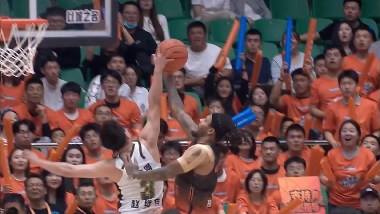 赵继伟盖帽珀塞尔，这个球真霸气，第四节赵继伟的几次防守真的立功了，两次篮下非常准