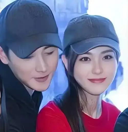 持续8个月的婚变传闻，最近终于随着唐嫣罗晋的同框落下帷幕。此前外界拿着两人零互动
