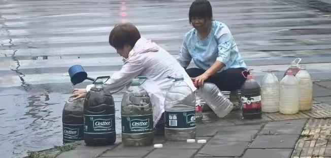 雨后成都街头，她们打路边的脏水干什么？