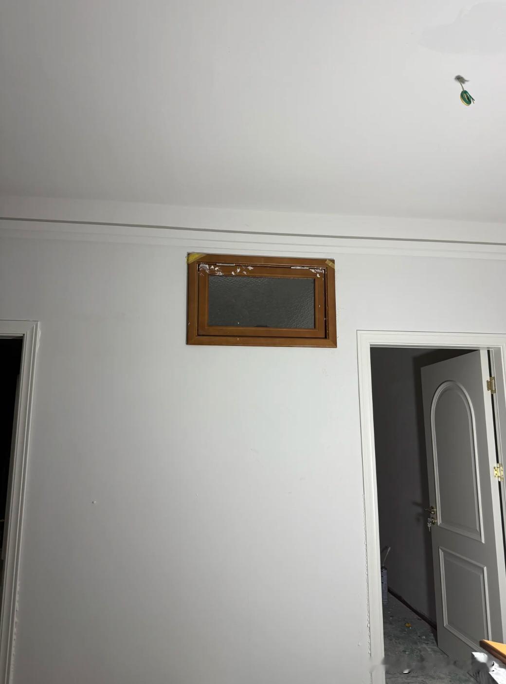 这是胡桃色吗？请问商家睡得着吗？家里有个小房间是暗室，这个房间是隔出来的，没有