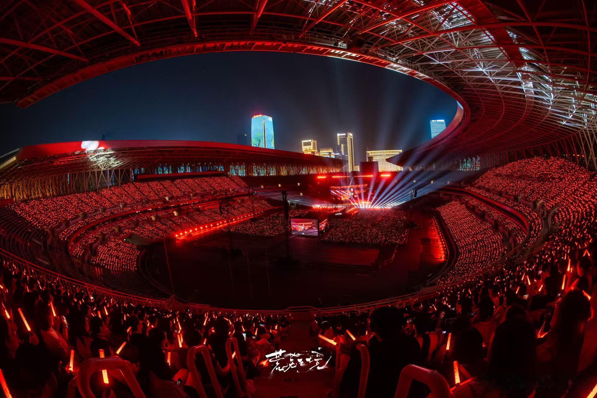 陈楚生济南开唱4万多位老师在现场四万位老师齐聚荒芜之境济南场！陈楚生第一次在济