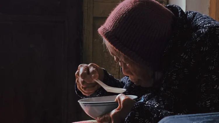 朋友的儿子在社区工作，最近被一家人搞得十分无语。这家有位八十多岁的老太太，没有