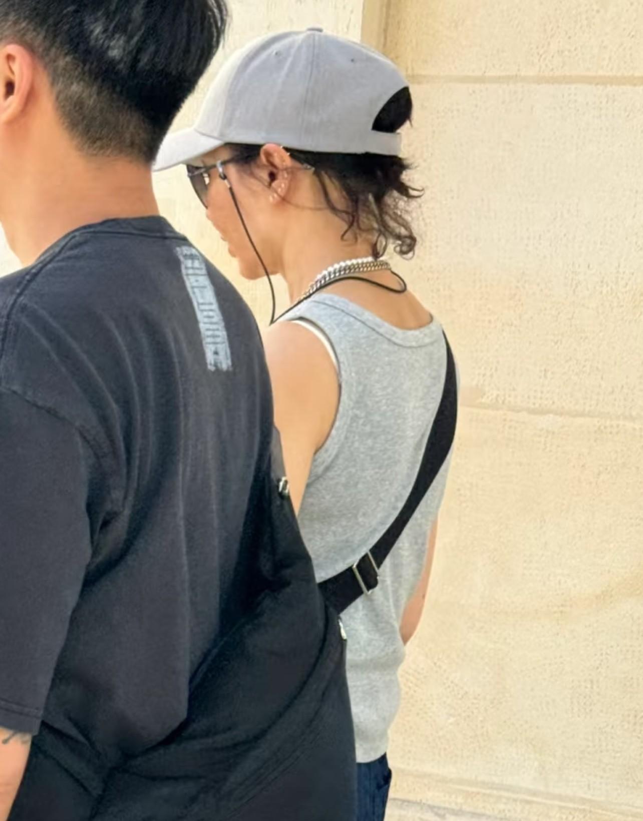 张曼玉在法国巴黎逛街时被网友偶遇，灰色背心配墨镜、鸭舌帽，时尚精致，气质非凡。