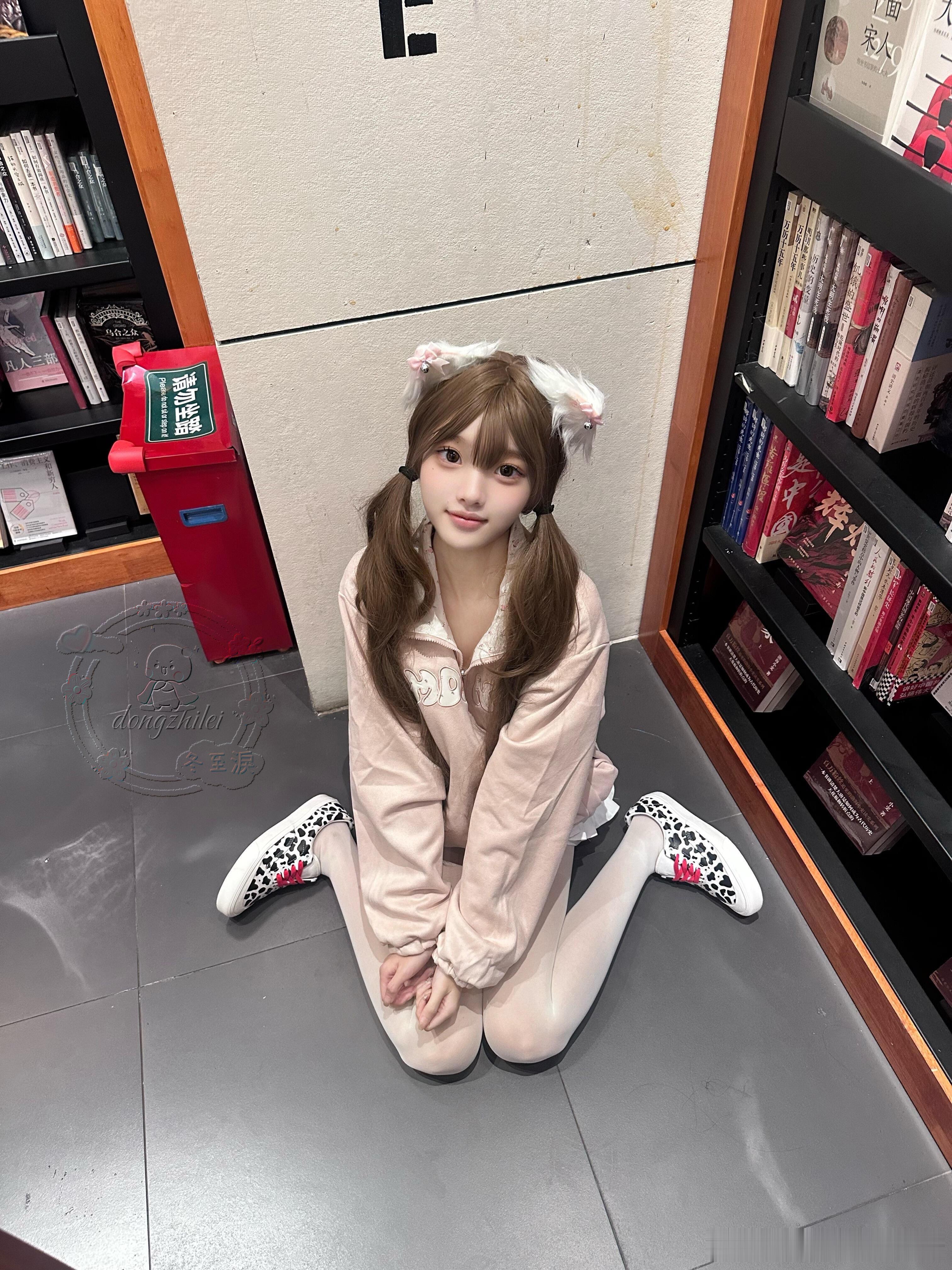 图书馆里的丝袜JK少女~​​​