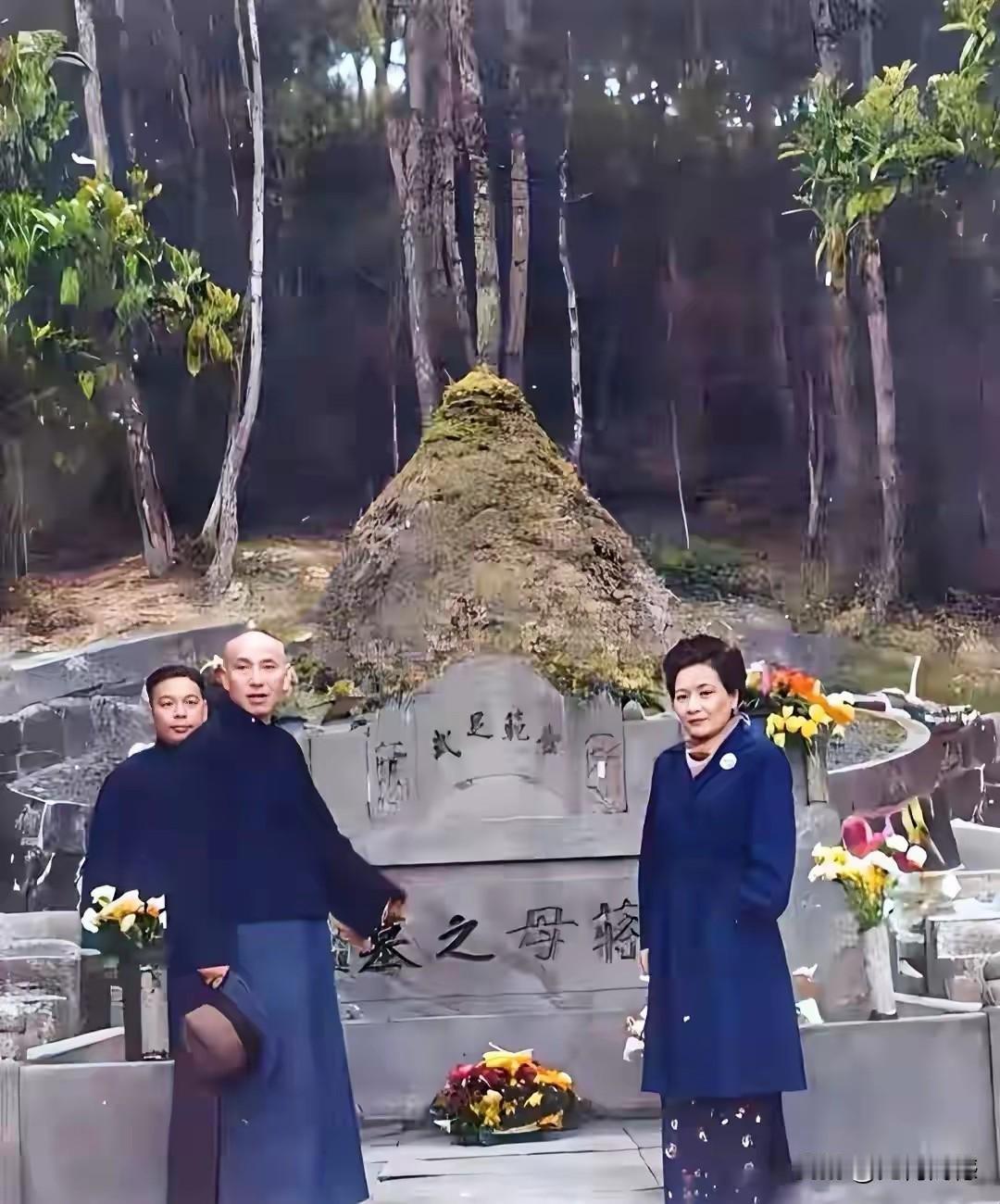 这张重新修复上色的老照片，感觉有些修复的过度了，因为人物的长相好像是有些失真了，