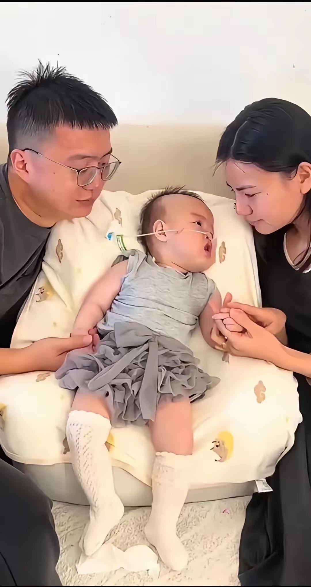 揪心，泪目，！全网都看哭了！​2岁宝宝离世前，艰难地扭着头依依不舍的望向妈妈
