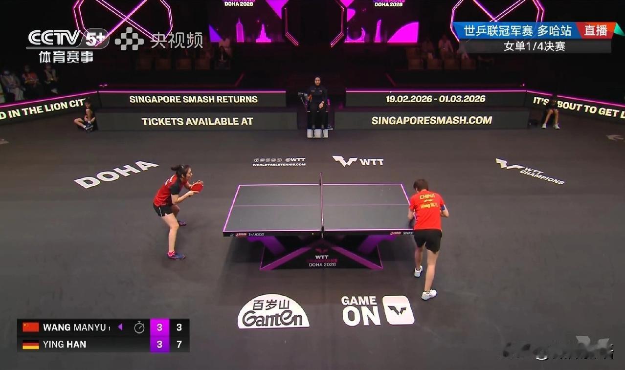 韩莹赢下比赛后，笑的很开心。这是她第一次打进WTT冠军赛的女单四强，而且还是首