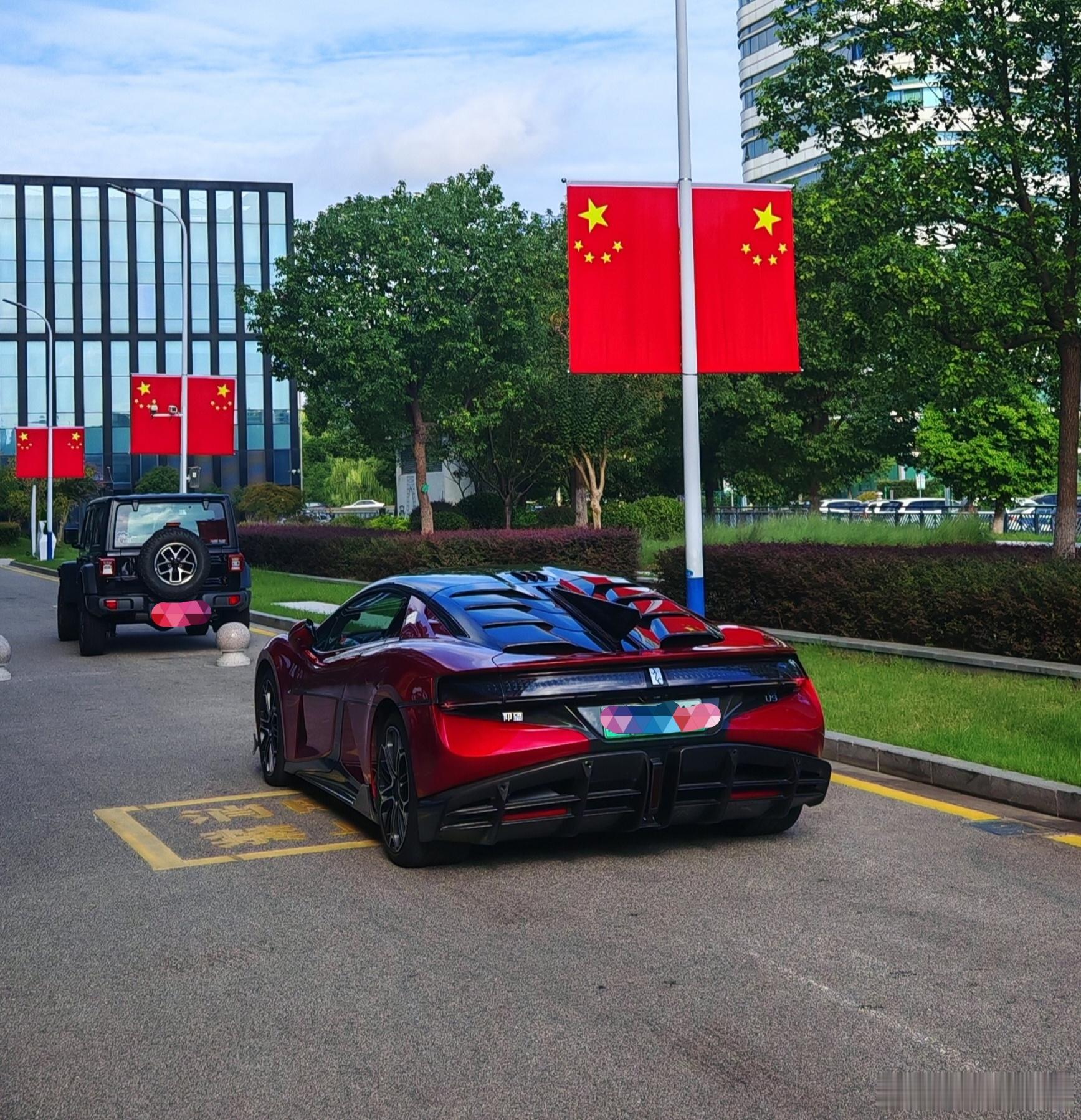 仰望u9车漆是中国红，背景是国旗红🇨🇳，这抹最美的红​​​