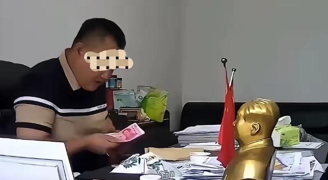 讽刺！7月12日，湖南常德一名国企干部，自作聪明在办公室私自安装摄像头，本想用于