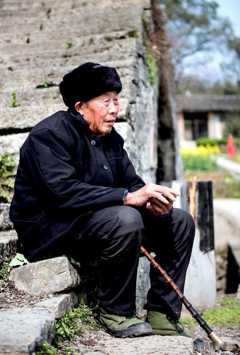 昨天下午，在网上看到一则消息，一位85岁老爷爷，有三个儿子一个女儿。过去他在南