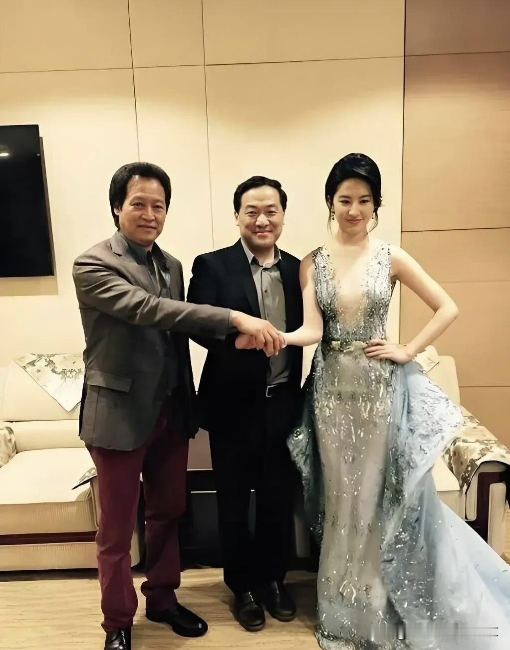 刘亦菲的这身打扮，美得不像话就算了，还白的发光。她的脸型轮廓分明，很有立体感，笑