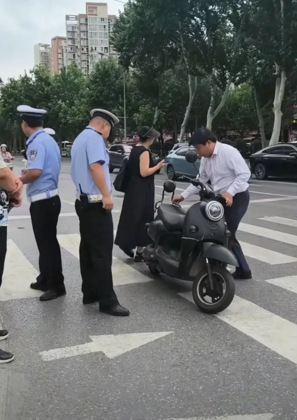 这两天还有人敢不戴头盔上路，这心也是够大的！陕西西安。自从7月1号电动车新规