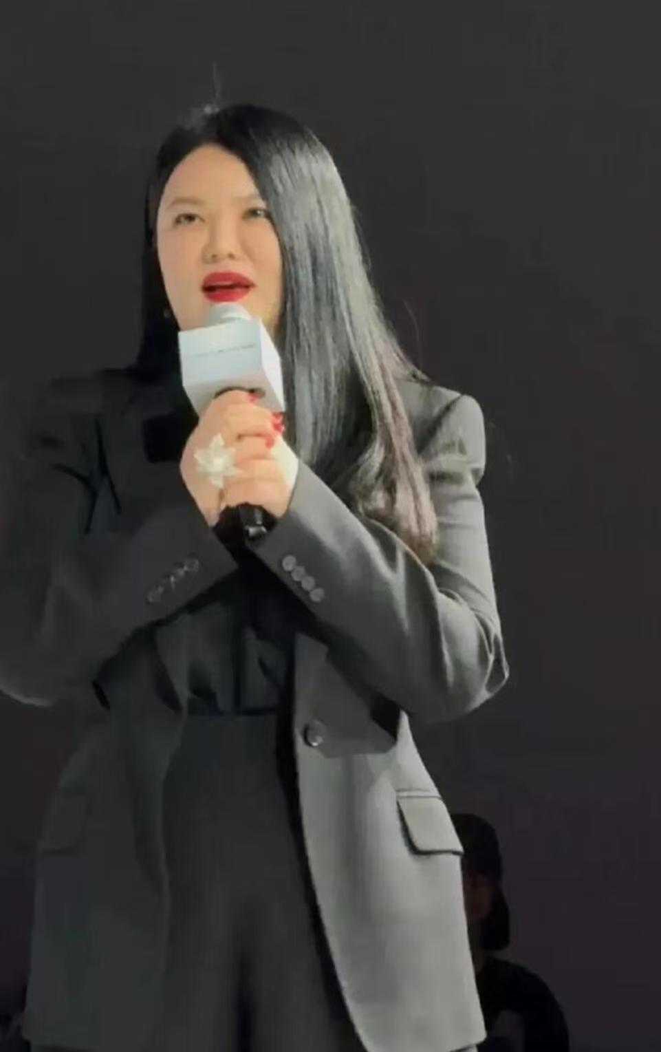 李湘近态曝光，黑长直都遮不住这发福