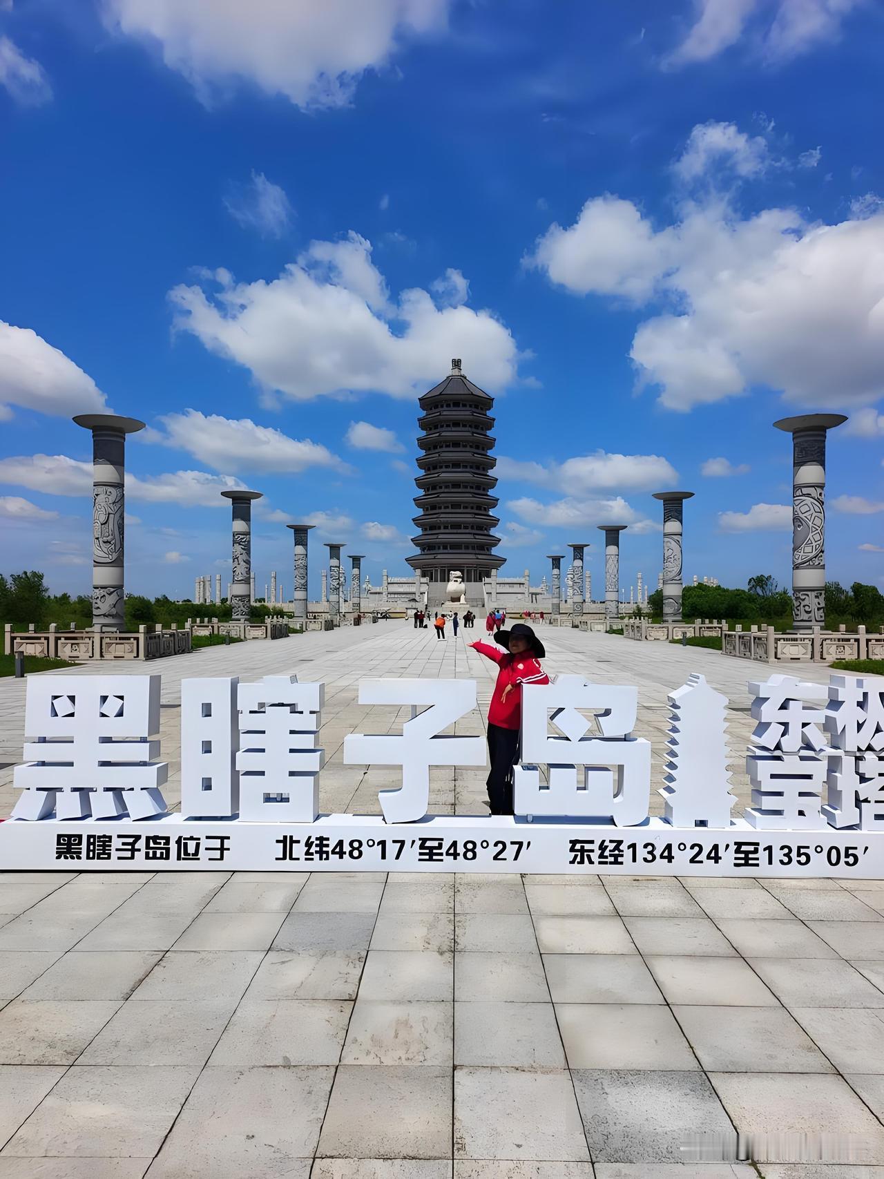 东北值得去的地方有很多黑龙江:哈尔滨中央大街，哈尔滨冰雪大世界，哈尔滨索菲