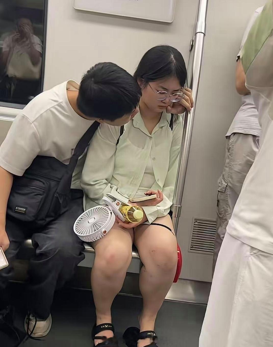 地铁上看到的，小情侣吵架了