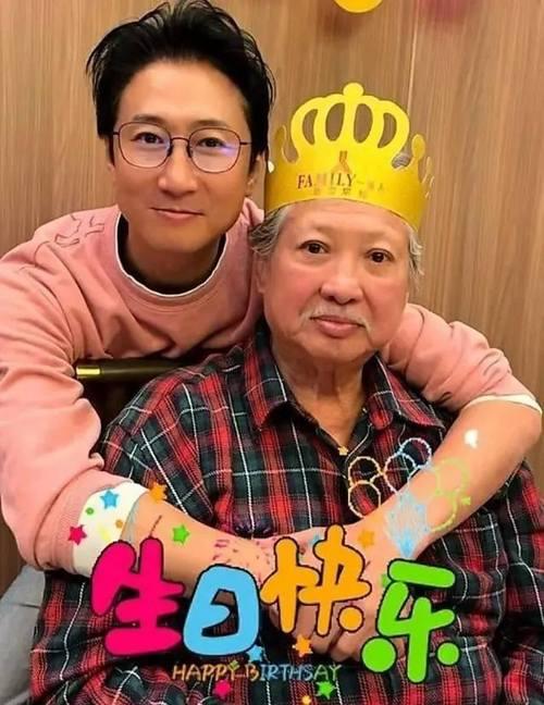 洪金宝金像奖暴瘦引担忧，长子洪天明4月20日正面回应。他称父亲是做了三次大肠有益