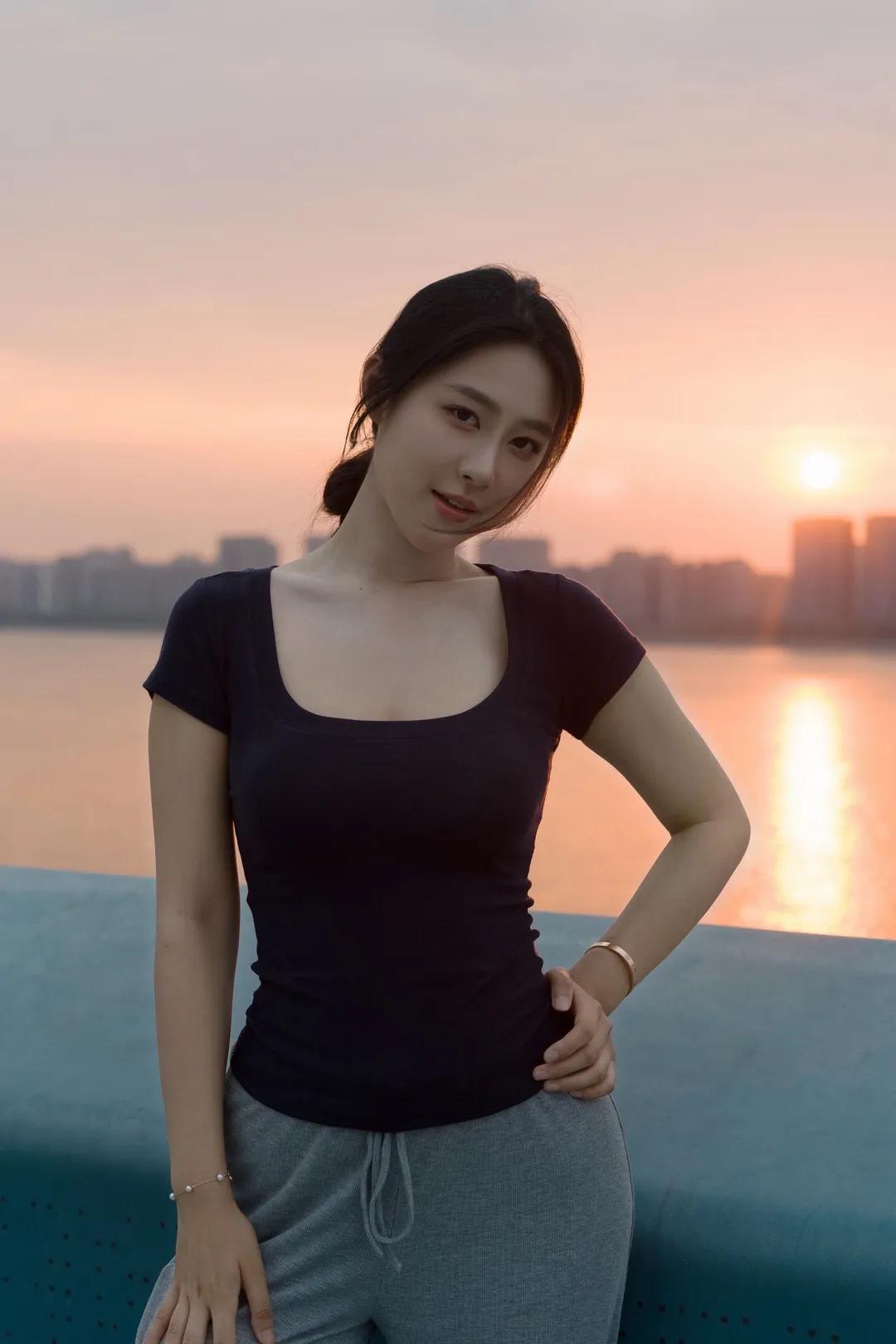 即使穿着最喜欢的衣服，牵着可爱的小狗，站在最美的日落里，心里的空洞却依然无法填补