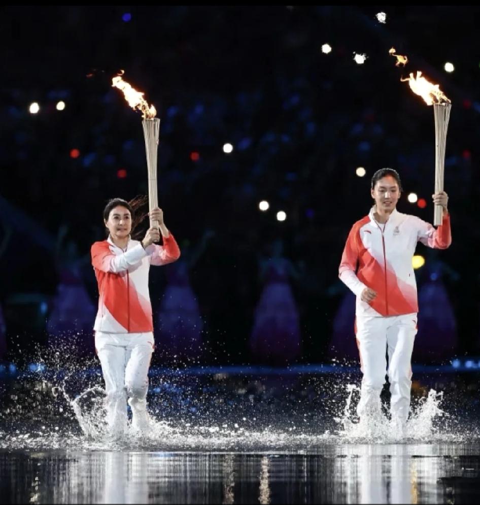 第十五届全运会火炬手踏浪传递，“州界水城”，很应主题啊！火炬手的衣服不知道什么