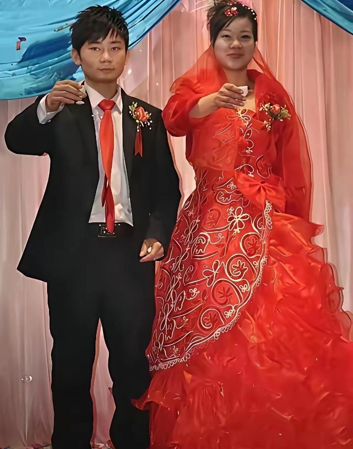 这是张雪和妻子李婷（星姐）的结婚旧照，当年的张雪看着又瘦又小、格外青涩，和现在沉