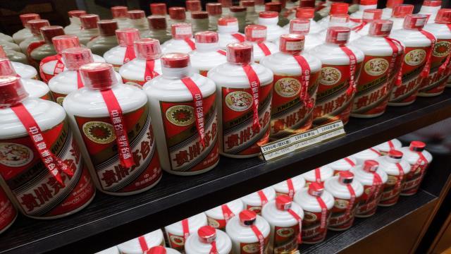 白酒的潮水退了，茅台的成色还在吗？2025年，茅台交出了一份上市24年来从未有