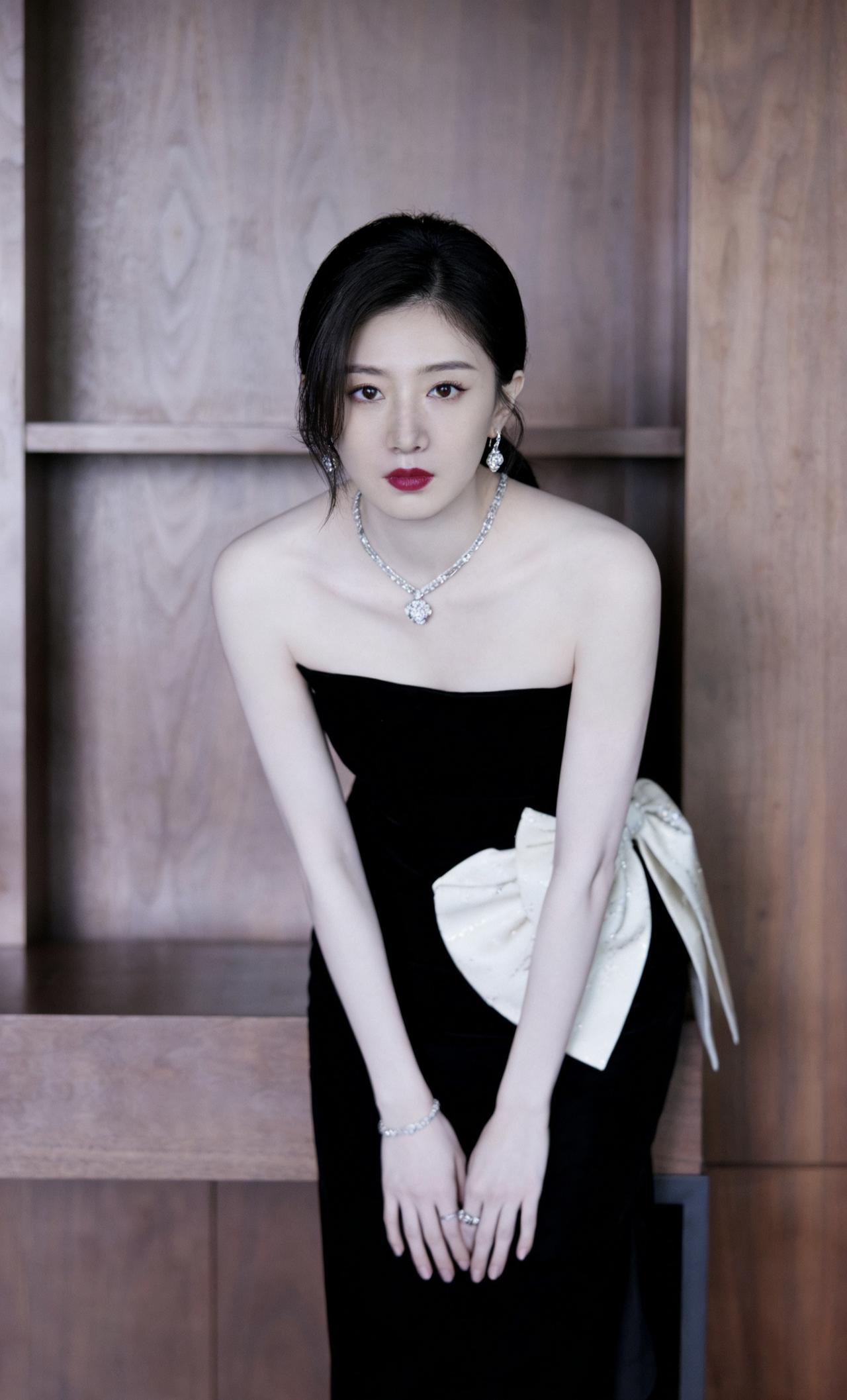 青春合集1️⃣9️⃣镜头下的光影叙事每帧定格都是风格宣言，模特以松弛姿态解